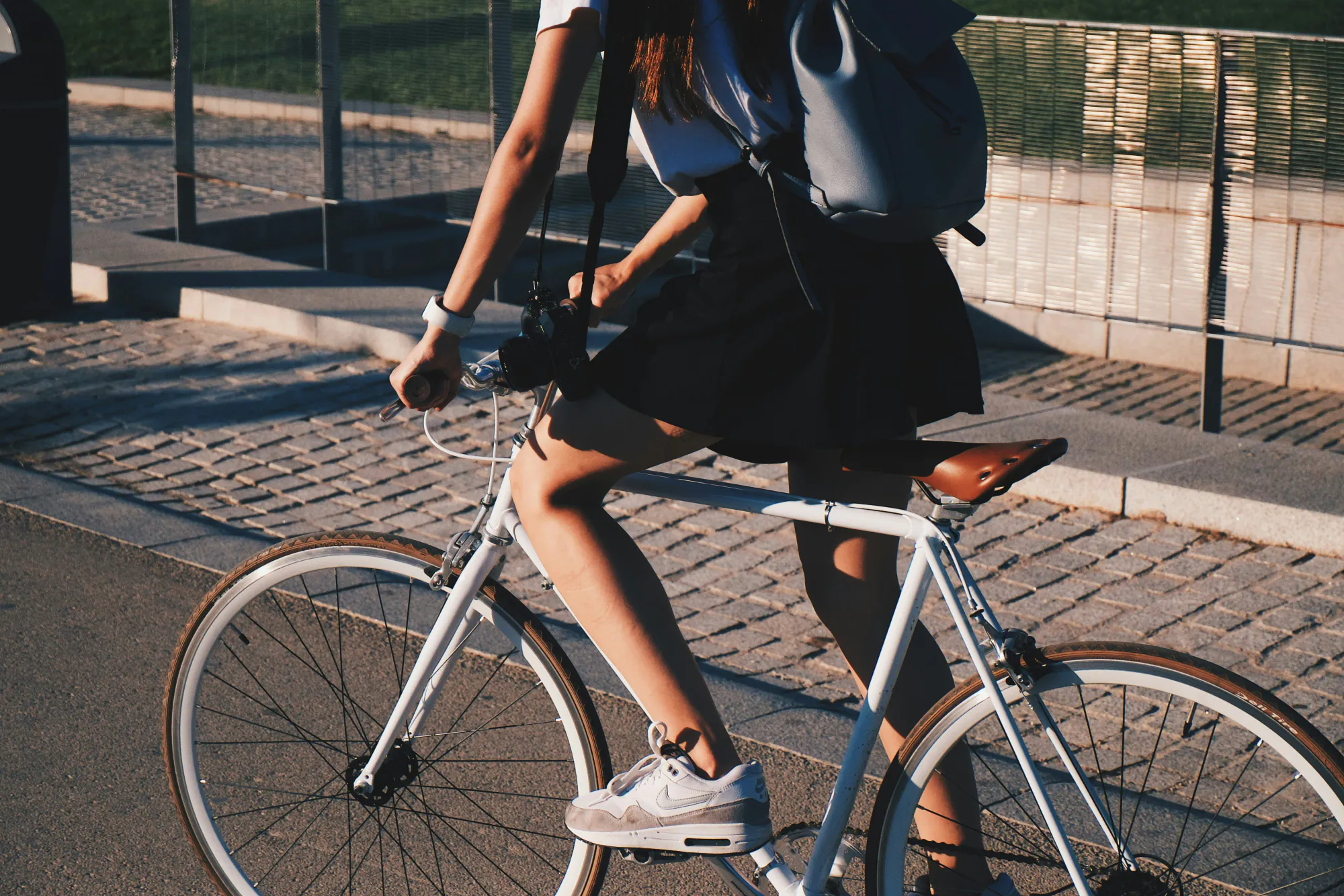 Femme fait du vélo tranquillement en ville